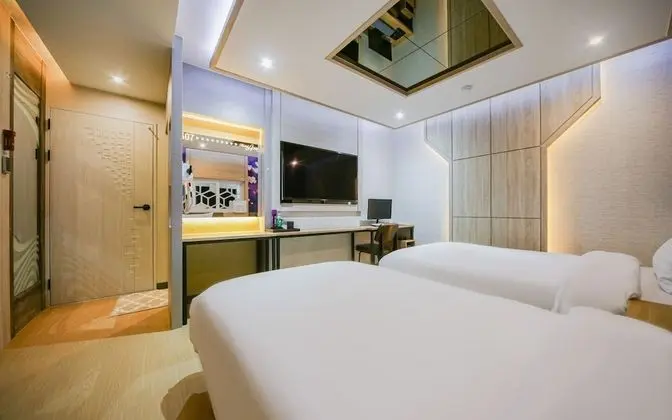 Oda (Twin mirror room (Cesco quarantine co)