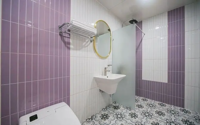 Oda (Twin mirror room (Cesco quarantine co)