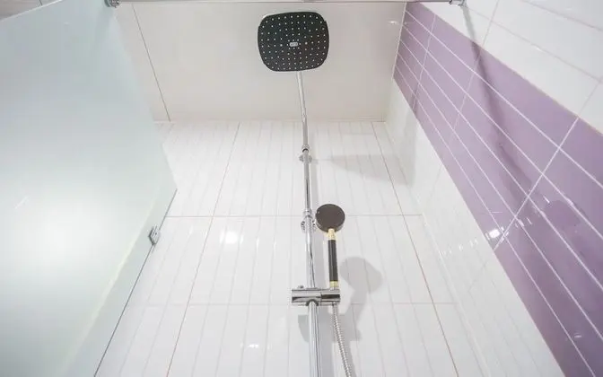 Oda (Twin mirror room (Cesco quarantine co)