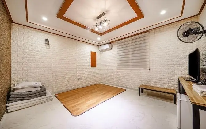 Oda (Korea Room - Ondol (Netflix available)