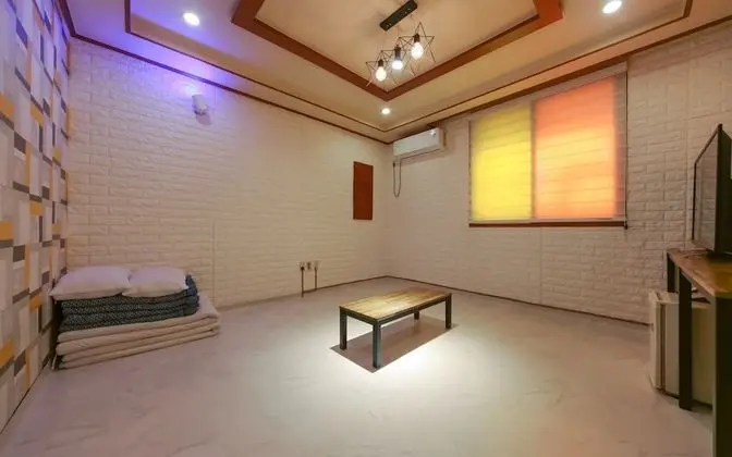 Oda (Korea Room - Ondol (Netflix available)