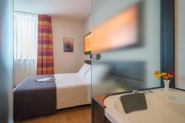 Comfort Tek Büyük veya İki Ayrı Yataklı Oda