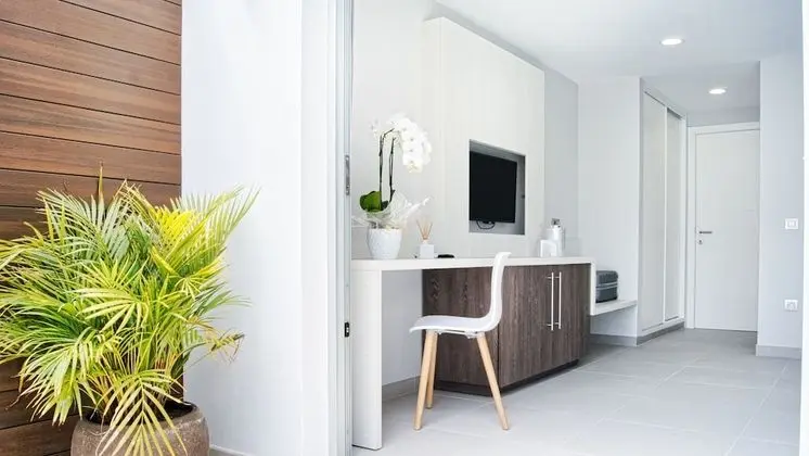 Deluxe Tek Büyük Yataklı Oda, 1 Yatak Odası, Sigara İçilmez, Havuz Manzaralı