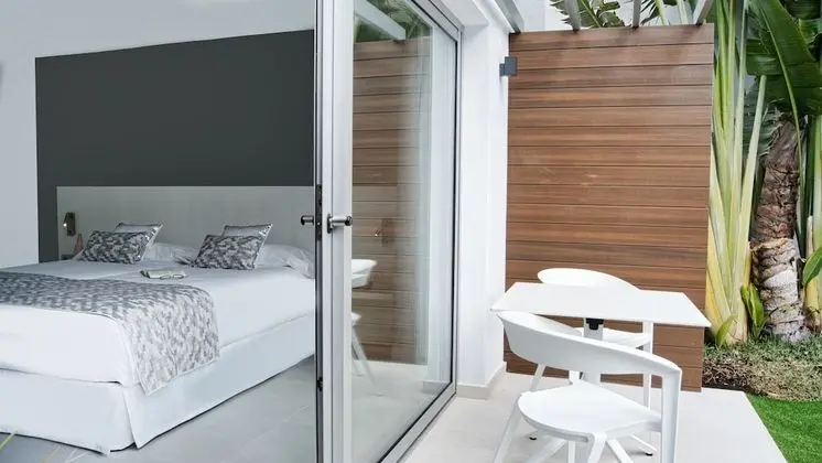 Deluxe Tek Büyük Yataklı Oda, 1 Yatak Odası, Sigara İçilmez, Havuz Manzaralı