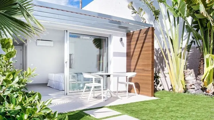 Deluxe Tek Büyük Yataklı Oda, 1 Yatak Odası, Sigara İçilmez, Havuz Manzaralı