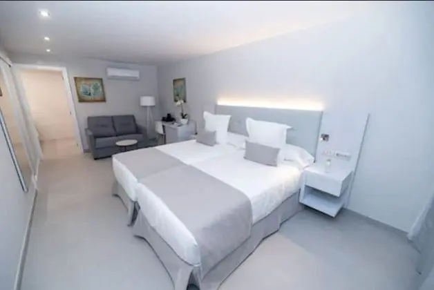 Junior Tek Büyük veya İki Ayrı Yataklı Oda