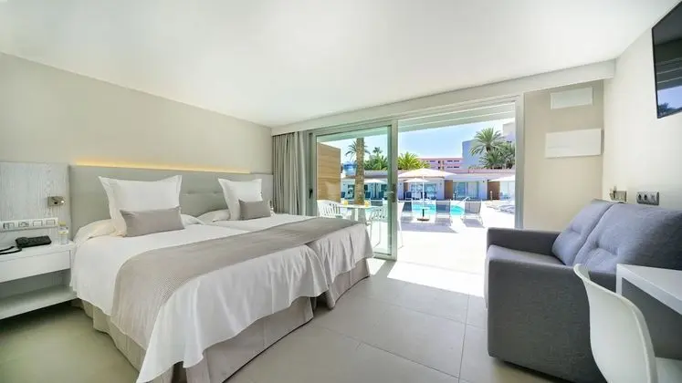 Junior Tek Büyük veya İki Ayrı Yataklı Oda