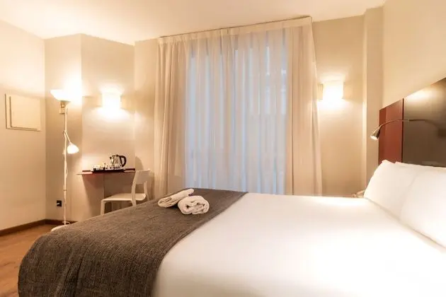 Büyük Yataklı Tek Kişilik Oda