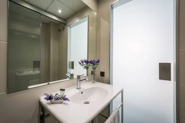 Büyük Yataklı Tek Kişilik Oda