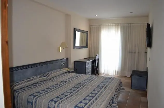 Büyük Yataklı Tek Kişilik Oda