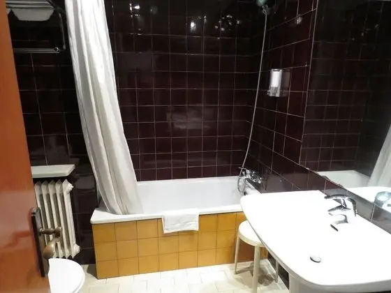 Büyük Yataklı Tek Kişilik Oda