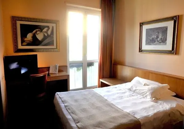 Büyük Yataklı Tek Kişilik Oda