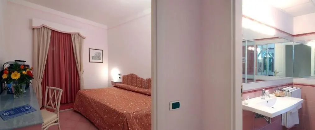 Büyük Yataklı Tek Kişilik Oda
