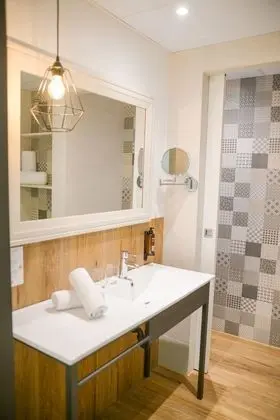 Deluxe Tek Büyük Yataklı Oda, Balkon (2 adults)