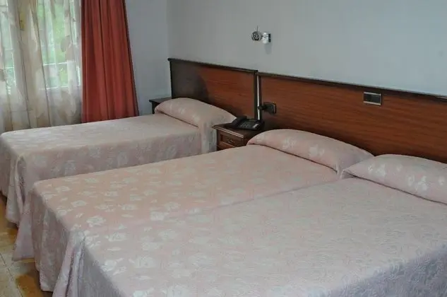 Üç Kişilik Oda
