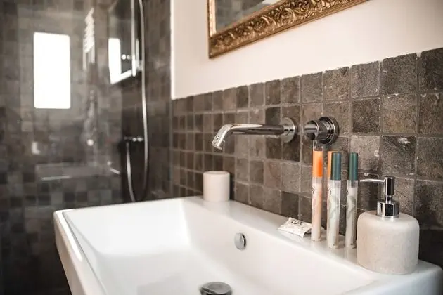 Design Tek Büyük Yataklı Oda, Özel Banyo, Bahçe Manzaralı