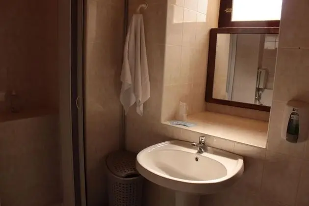 Basic Tek Büyük Yataklı Oda, 1 Çift Kişilik Yatak, Ortak Banyo, Tepe Manzaralı