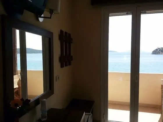 Üç Kişilik Oda, Deniz Manzaralı