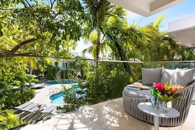 Luxury 2 Bedroom Poolview Flat Suite