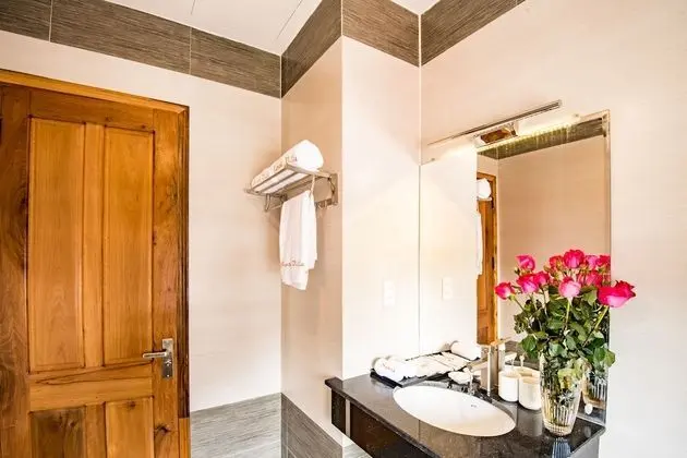 Luxury Tek Büyük Yataklı Oda, 1 En Büyük (King) Boy Yatak, Balkon, Plaj Manzaralı