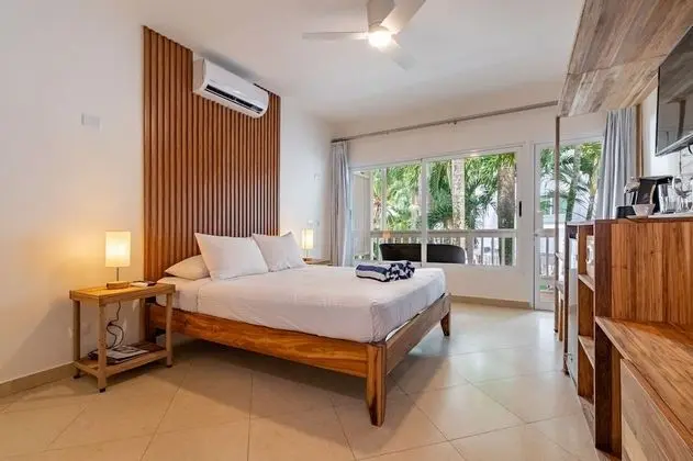 Standard Queen with Balcony Courtyard View