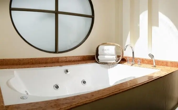 Çatı Katı Süiti (Penthouse), Sıcak Su Küveti
