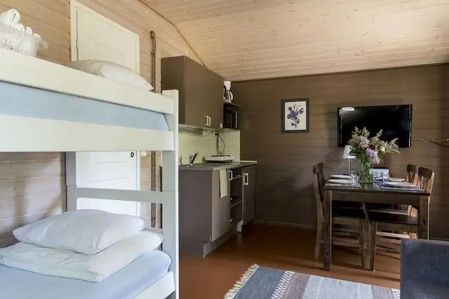 Cottage with shower (2 adults, 2 children)