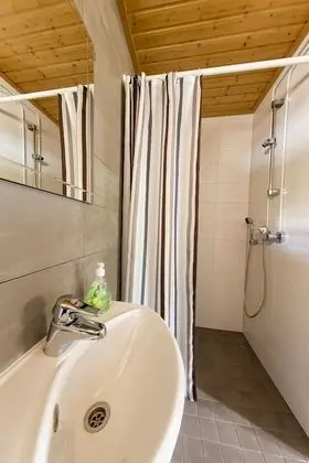 Cottage with shower (2 adults, 2 children)