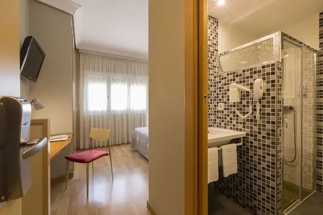 Büyük Yataklı Tek Kişilik Oda