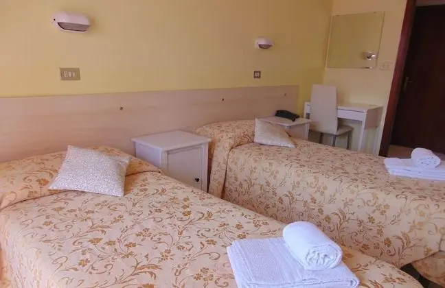 Tek Büyük veya İki Ayrı Yataklı Oda, Balkon