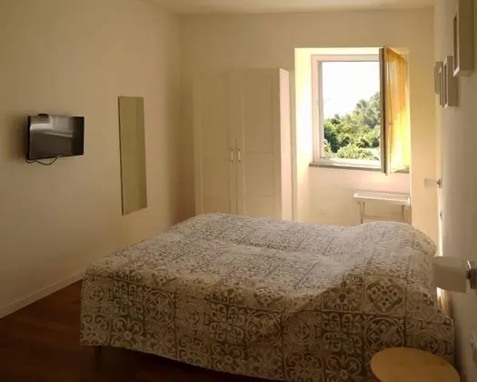 Tek Büyük veya İki Ayrı Yataklı Oda, Tepe Manzaralı (Fiori gialli)