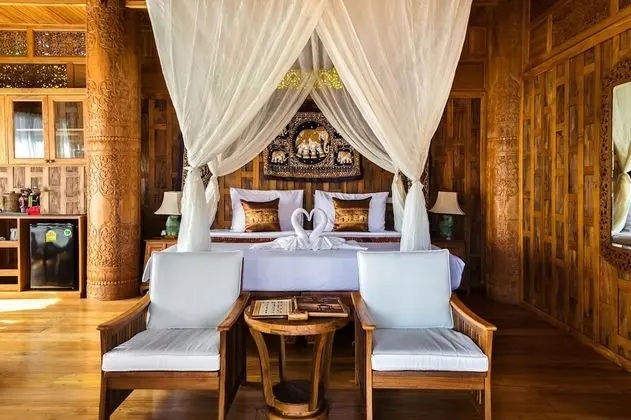 Deluxe Pool Suite