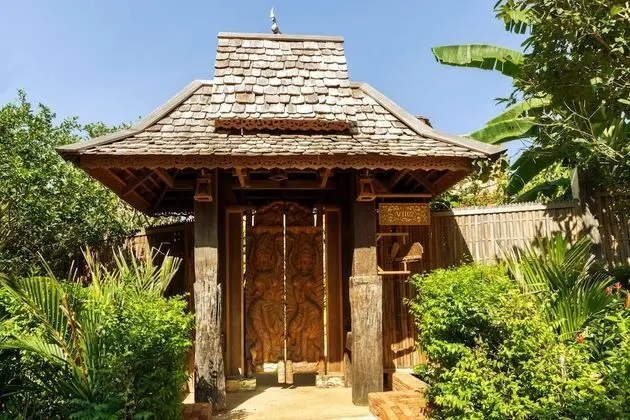 Deluxe Pool Suite