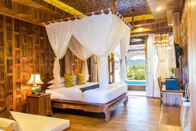 Pool Suite Water View