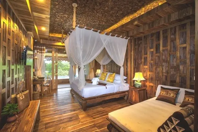 Pool Suite Water View