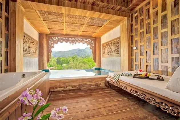 Pool Suite Water View