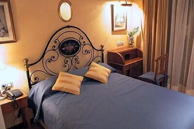 Büyük Yataklı Tek Kişilik Oda