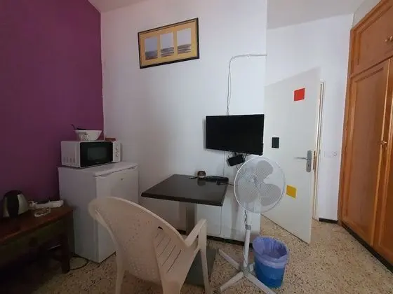 Tek Büyük Yataklı Oda, Ortak Banyo (A)