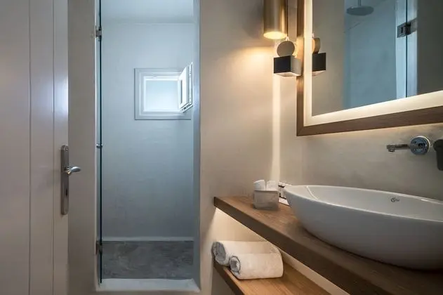 Luxury Honeymoon Suite with Outdoor Hot Tub