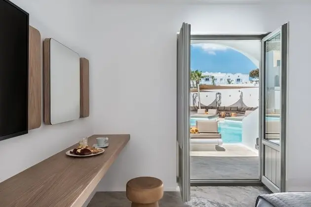 Luxury Swim Up Suite