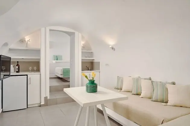 Deluxe Apartment with Indoor & Outdoor Hot Tub and Caldera View