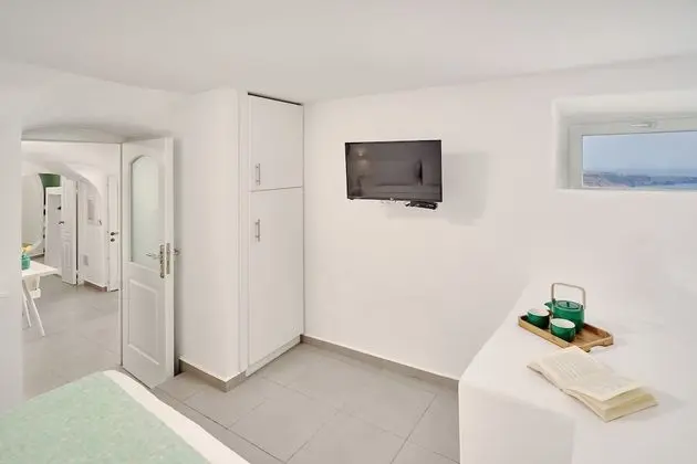 Deluxe Apartment with Indoor & Outdoor Hot Tub and Caldera View
