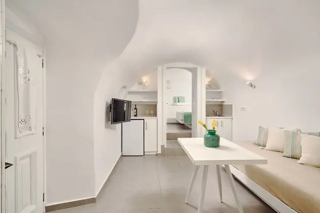 Deluxe Apartment with Indoor & Outdoor Hot Tub and Caldera View