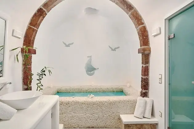 Deluxe Apartment with Indoor & Outdoor Hot Tub and Caldera View
