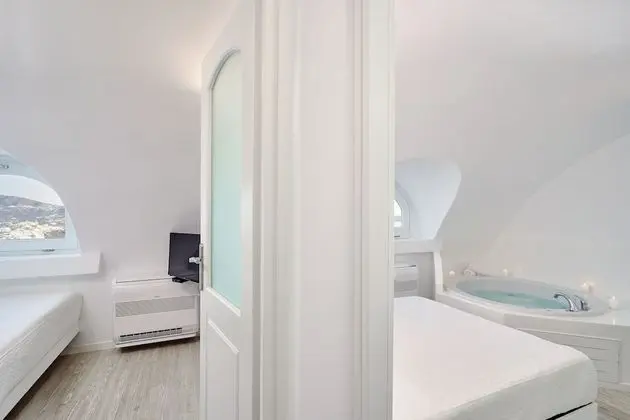 Superior Apartment | Split Level with Indoor & Outdoor Hot Tub and  Caldera View
