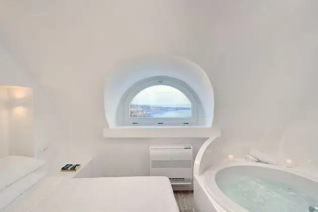 Superior Apartment | Split Level with Indoor & Outdoor Hot Tub and  Caldera View