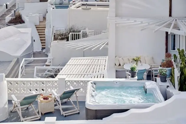 Superior Apartment | Split Level with Indoor & Outdoor Hot Tub and  Caldera View