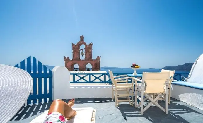 Blue & White Cave House, Outdoor Hot Tub (open Monday, Wednesday, Friday, and Sunday)
