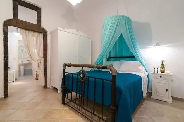 Blue & White Cave House, Outdoor Hot Tub (open Monday, Wednesday, Friday, and Sunday)