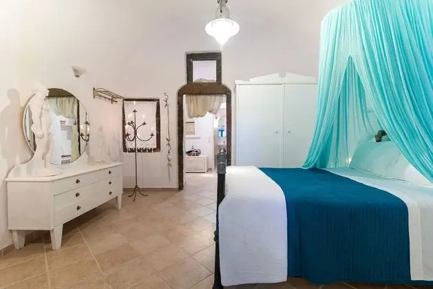 Blue & White Cave House, Outdoor Hot Tub (open Monday, Wednesday, Friday, and Sunday)